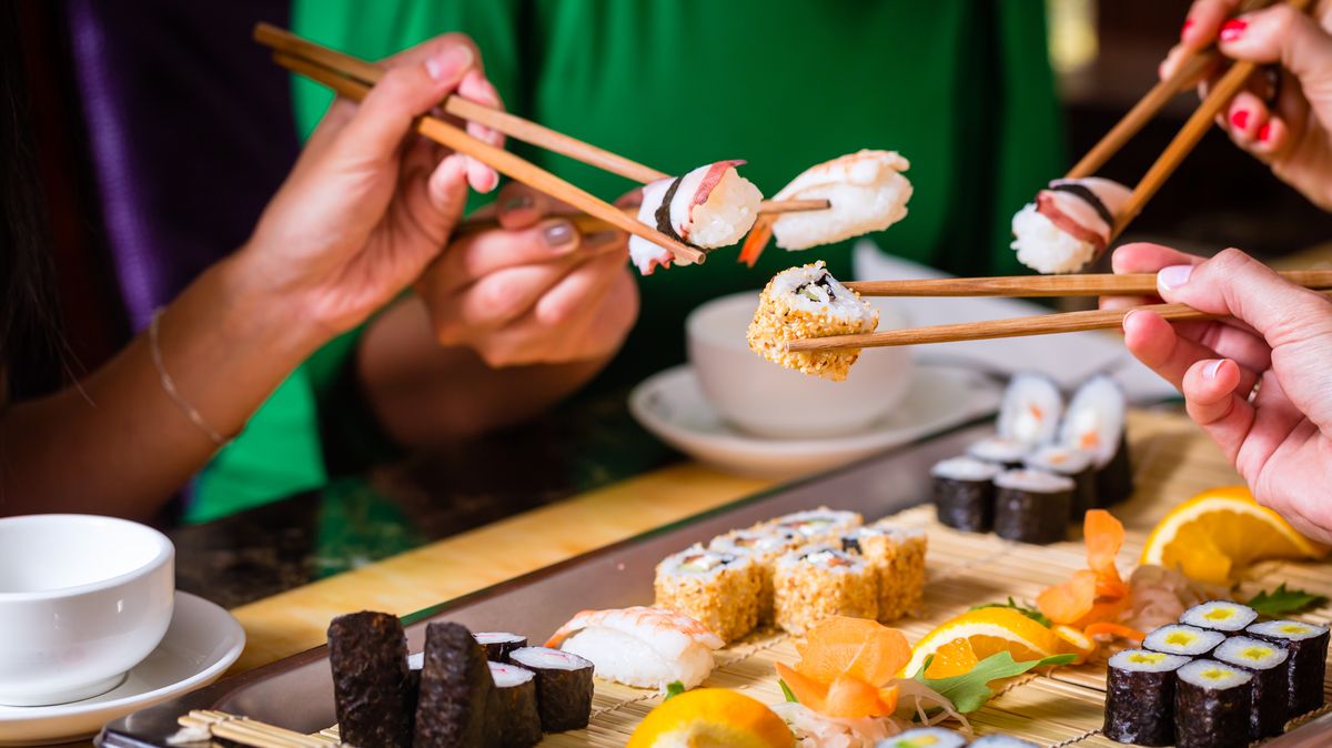Japonské restaurace zachvátila vlna „sushi terorismu“